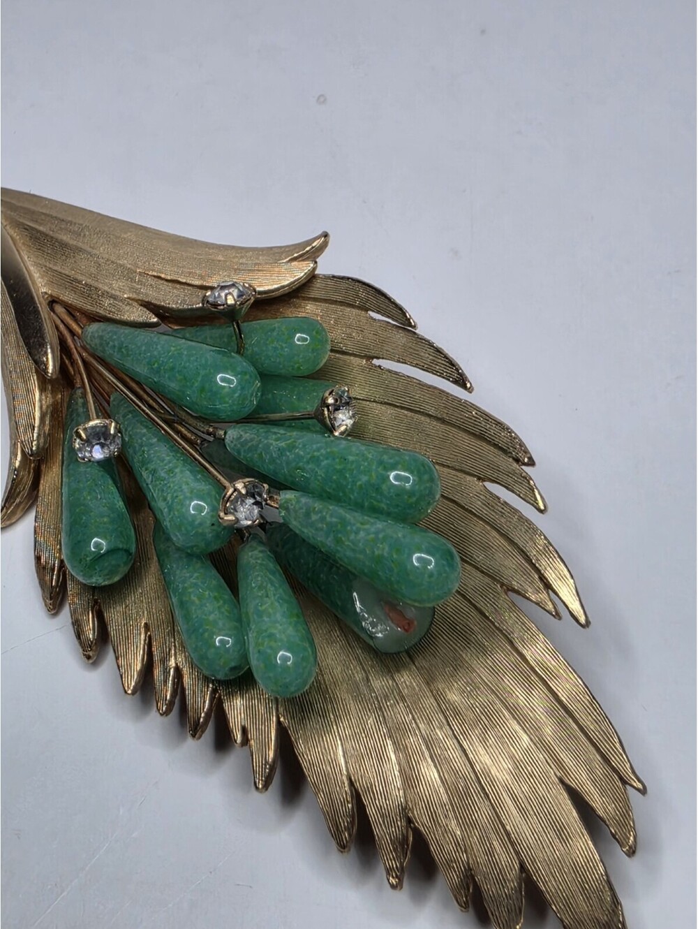 Vintage Gold Tone Feather Leaf Brooch Pin w/ Faux Jade & Rhinestone BROKEN STONE